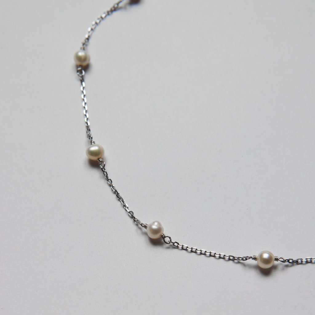 SILVER SATIN PEARLS NÁHRDELNÍK